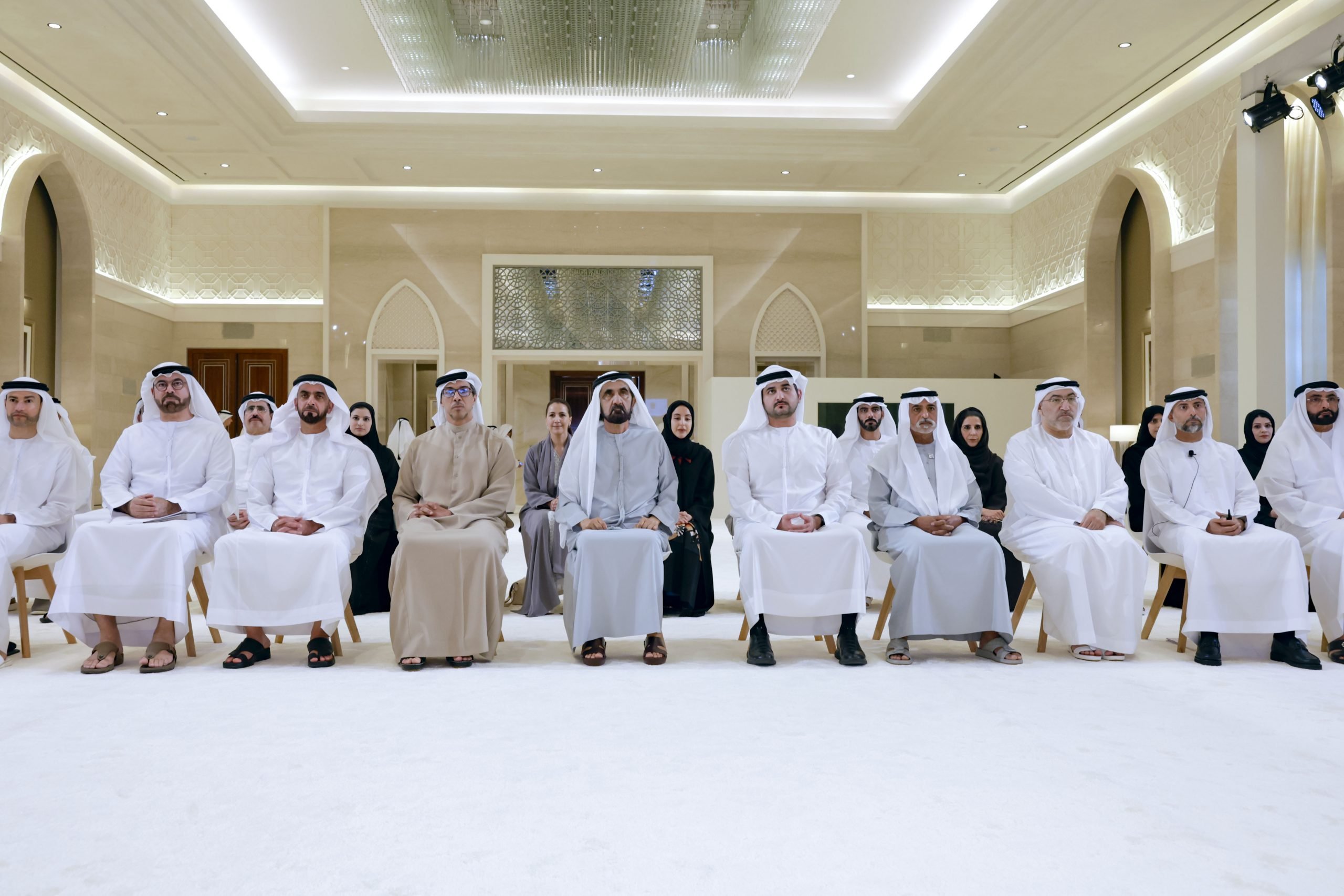 جانب من المسؤولين في الإمارات خلال استعراض إستراتيجية الطاقة والهيدروجين