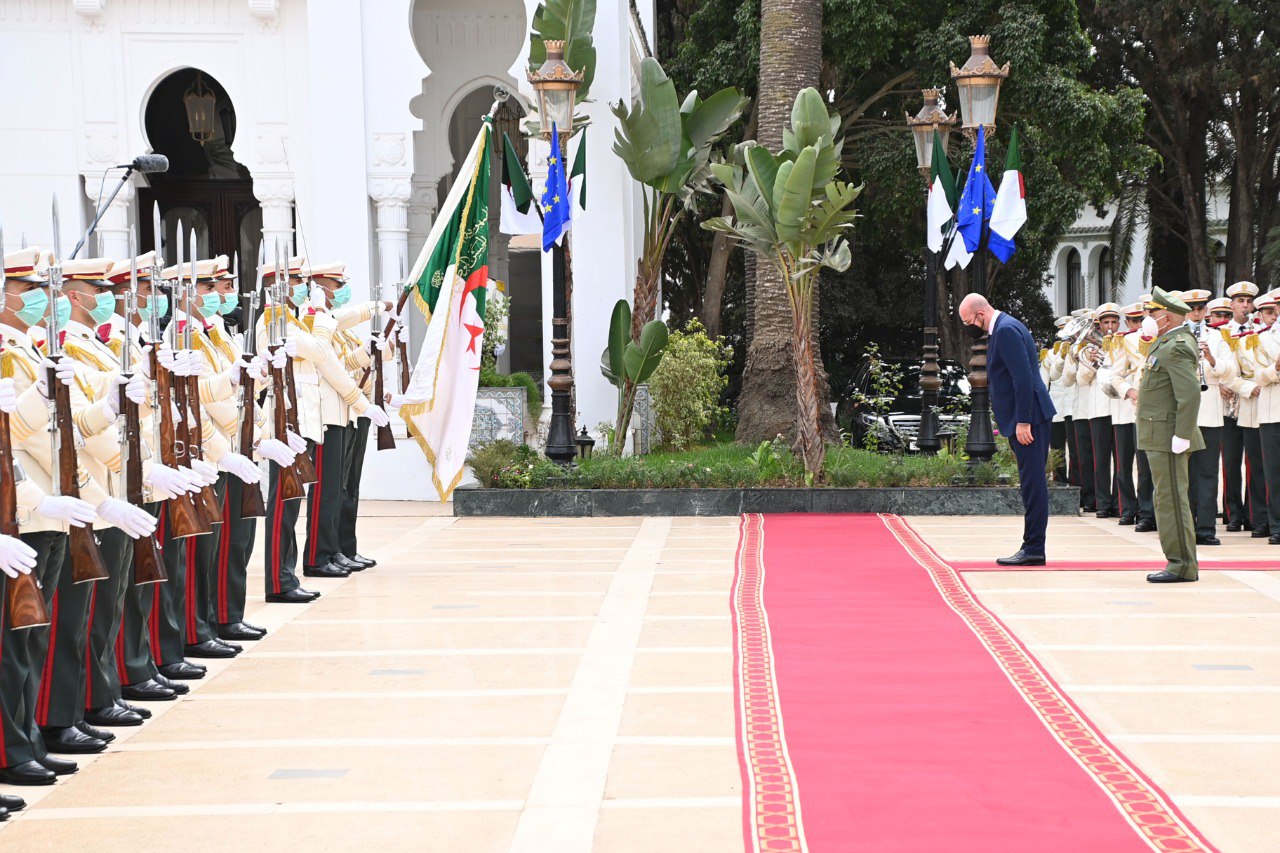 استقبال رسمي لرئيس المجلس الأوروبي شارل ميشيل في قصر المرادية بالجزائر العاصمة
