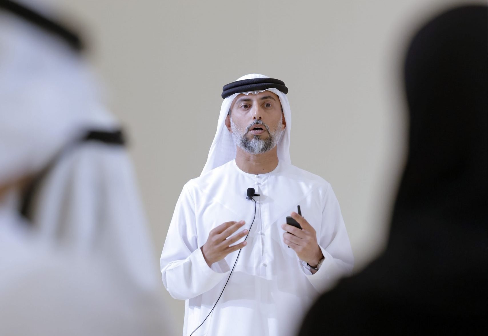 وزير الطاقة الإماراتي خلال استعراضه الإستراتيجية الجديدة للطاقة والهيدروجين أمام مجلس الورزاء