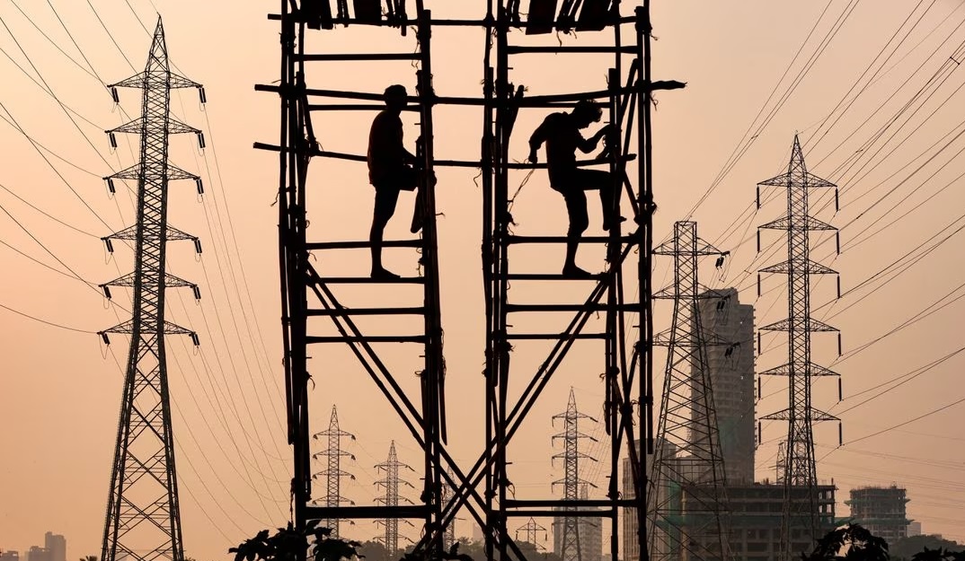 عمال صيانة بخطوط الكهرباء في مومباي بالهند