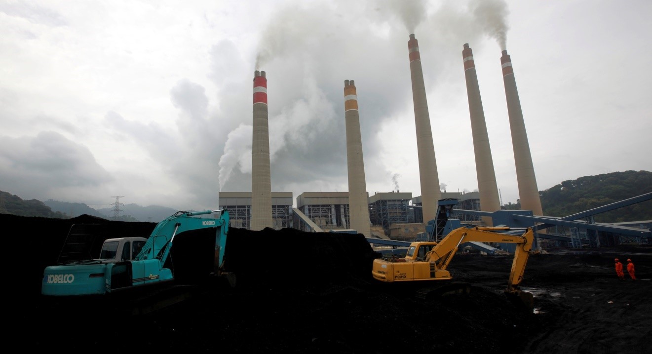 منطقة تخزين الفحم في محطة توليد كهرباء إندونيسية