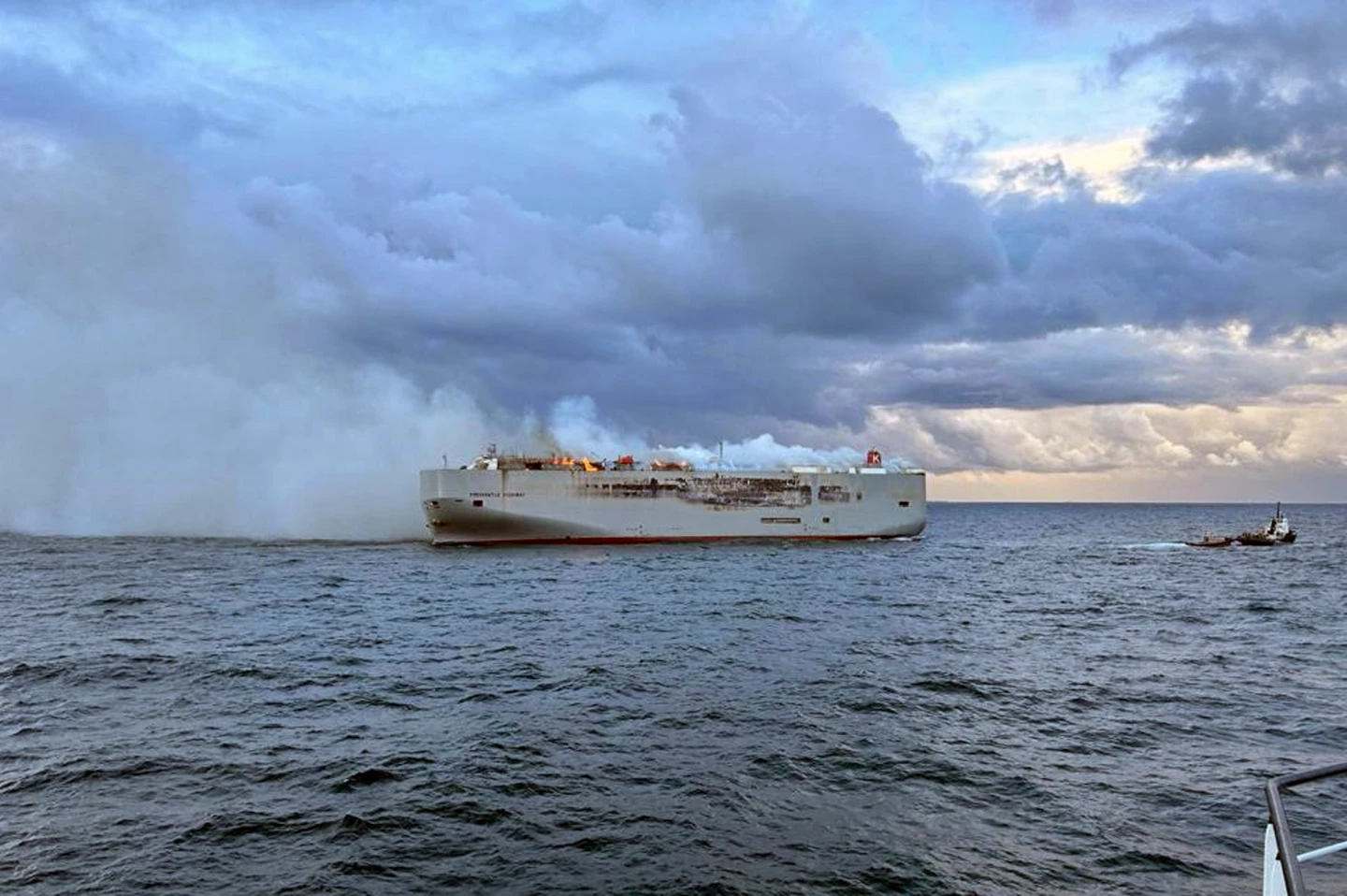 لقطات تظهر استعال سفينة شحن تنقل سيارات إلى مصر - الصورة من وكالات أنباء عالمية