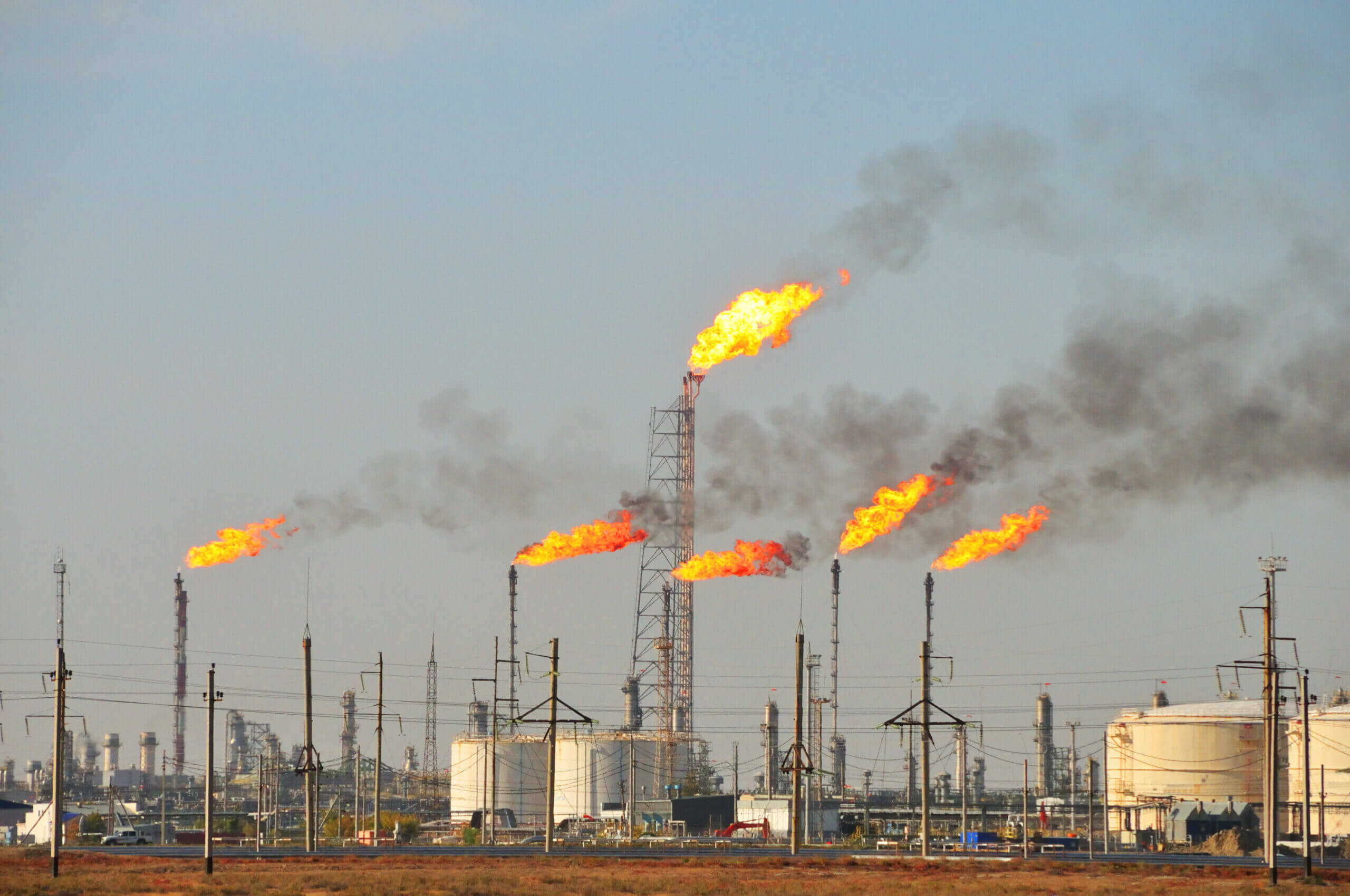 أدخنة وانبعاثات منتشرة بأحد مواقع النفط والغاز 