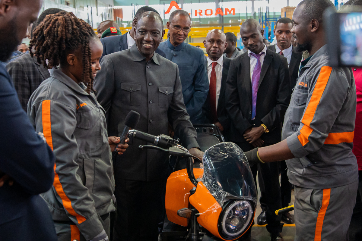الرئيس الكيني خلال افتتاح أكبر مصنع لتجميع الدراجات الكهربائية في شرق أفريقيا