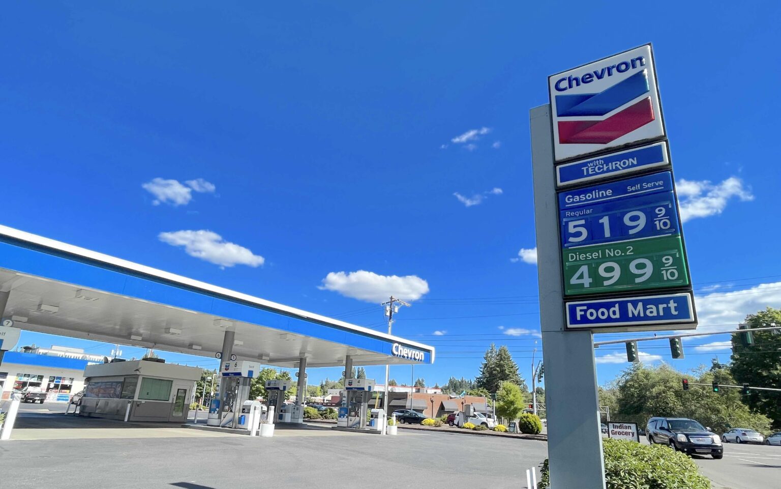 أسعار البنزين في واشنطن على واجهة محطة لشيفرون