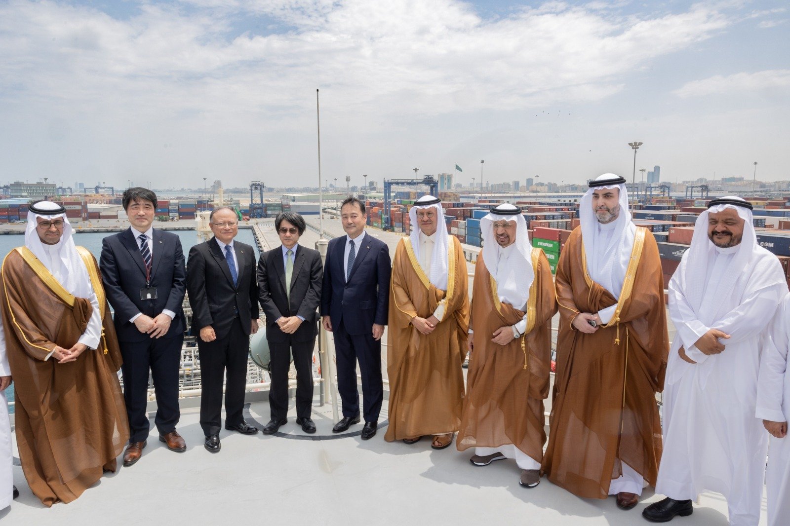 وزير الطاقة ووزير الاستثمار السعوديان مع الوفد المرافق خلال زيارتهم أول ناقلة بحرية في العالم لنقل الهيدروجين المسال
