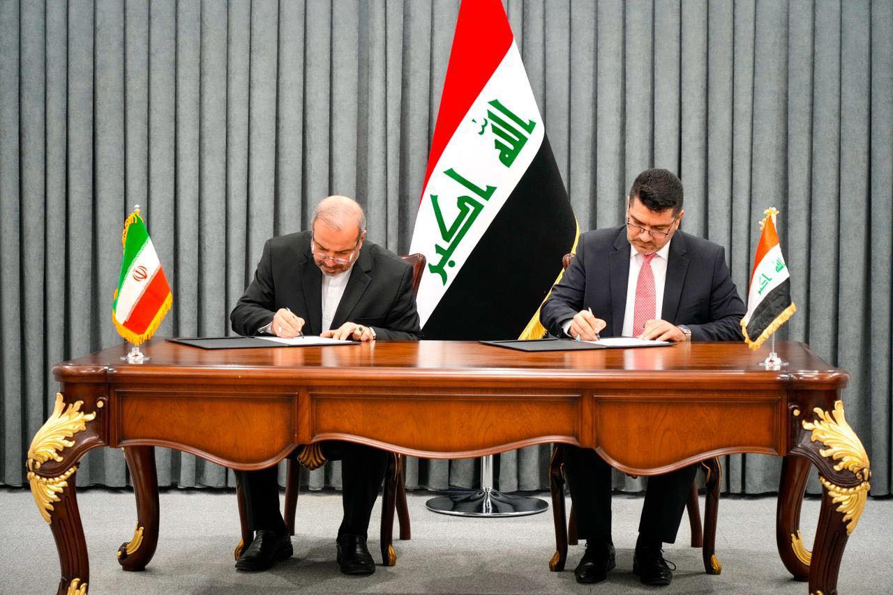 من مراسم توقيع صفقة مقايضة النفط العراقي بالغاز الإيراني