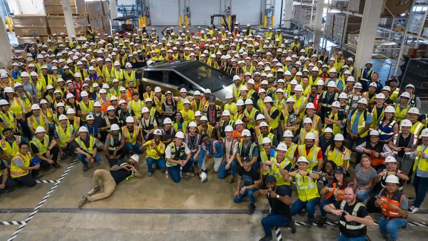 تجمع العاملين بمصنع تكساس حول شاحنة سايبر تراك الكهربائية