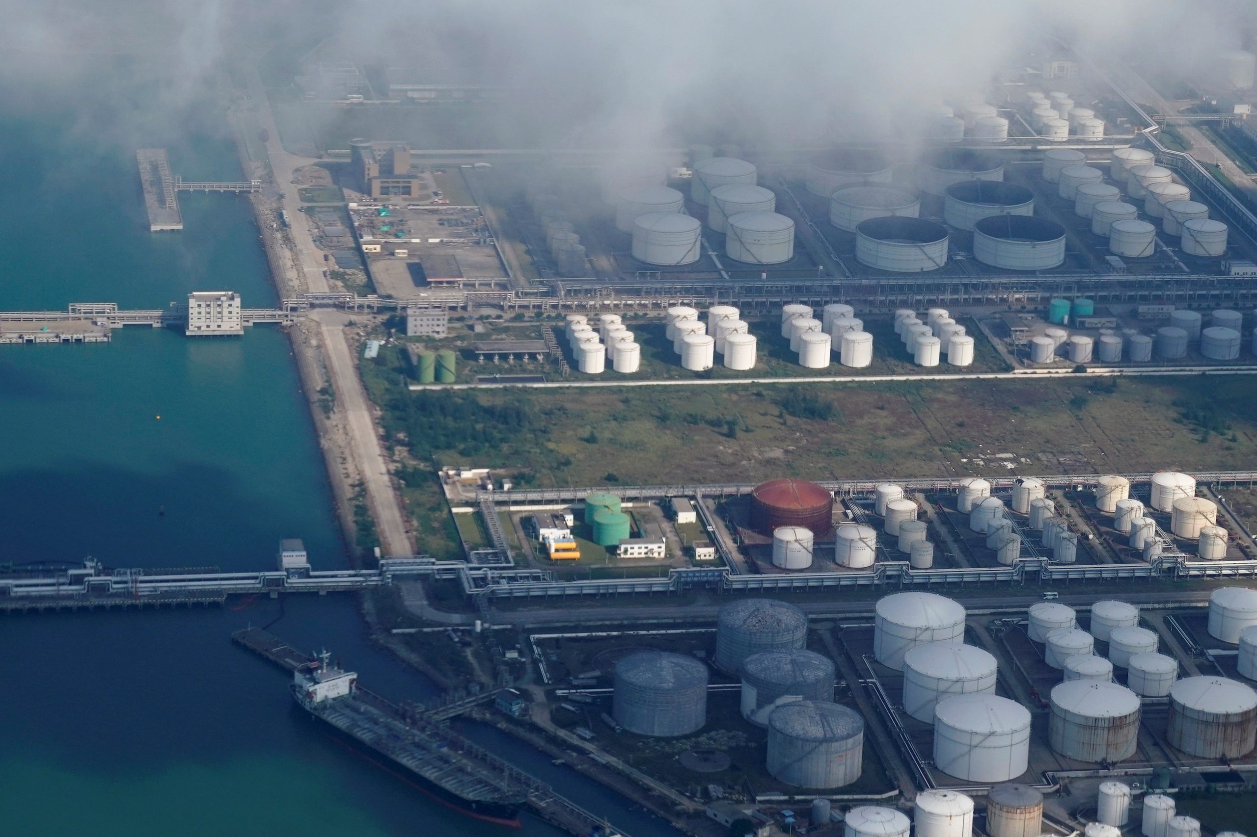 صهاريج النفط والغاز في مستودع نفط في ميناء تشوهاي في الصين