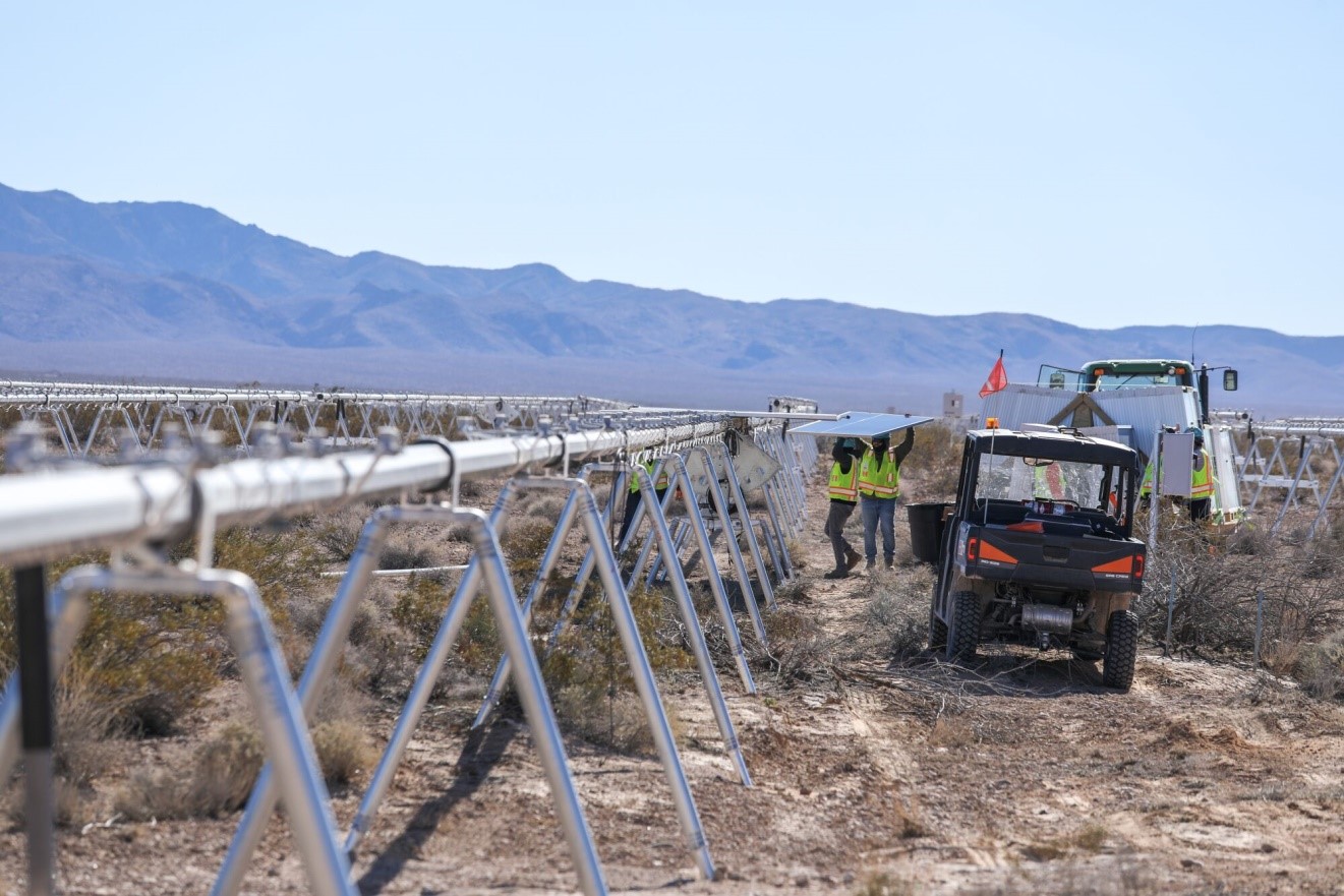 تركيب الألواح الكهروضوئية في مشروع جيميني للطاقة الشمسية بجنوب ولاية نيفادا