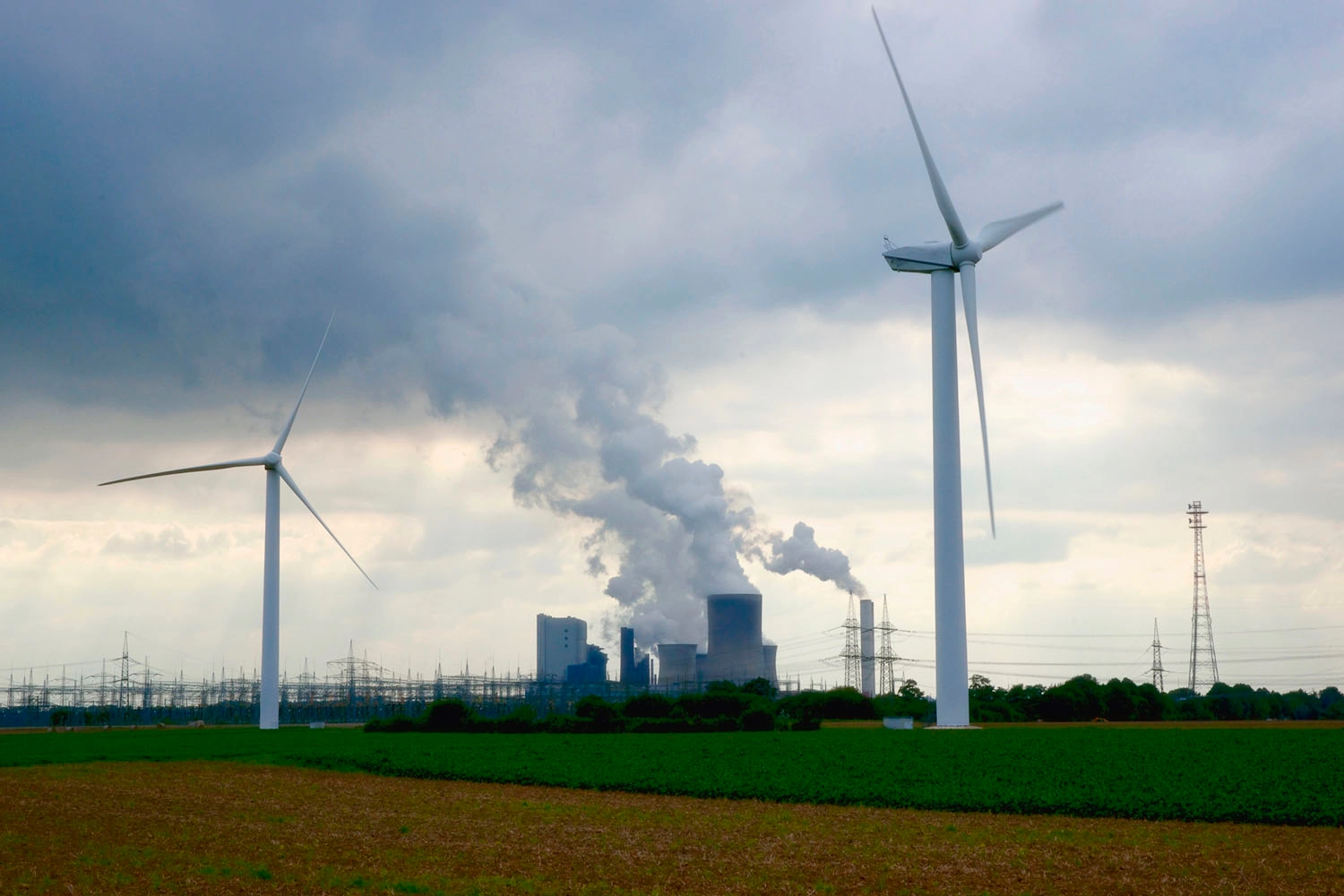 انبعاثات الوقود الأحفوري إلى جانب مشروعات الطاقة المتجددة
