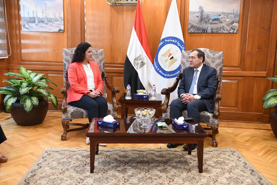جانب من لقاء وزير البترول المصري ومساعدة وزيرة الطاقة الأميركية لشؤون العلاقات الدولية لمناقشة خفض الانبعاثات