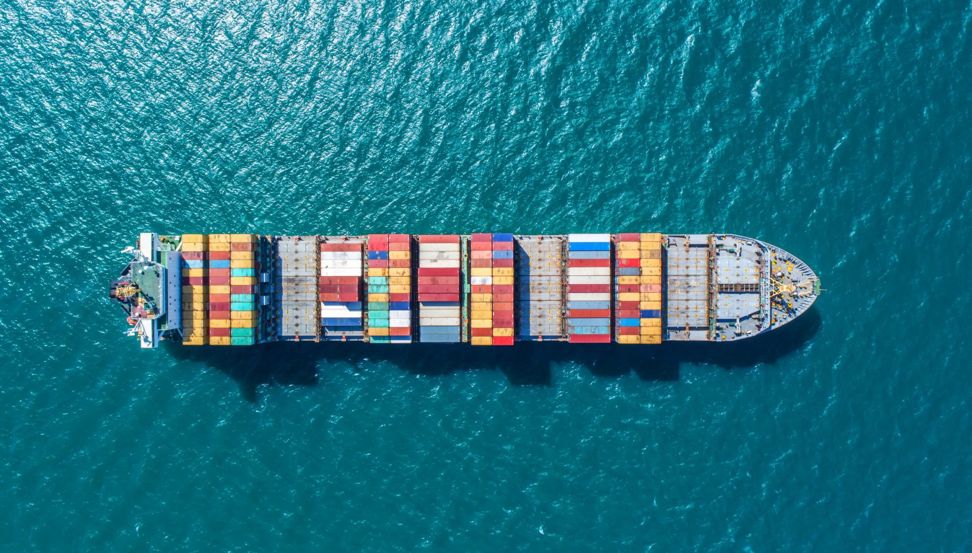سفن نقل البضائع تسهم بحصة كبيرة في انبعاثات الشحن البحري