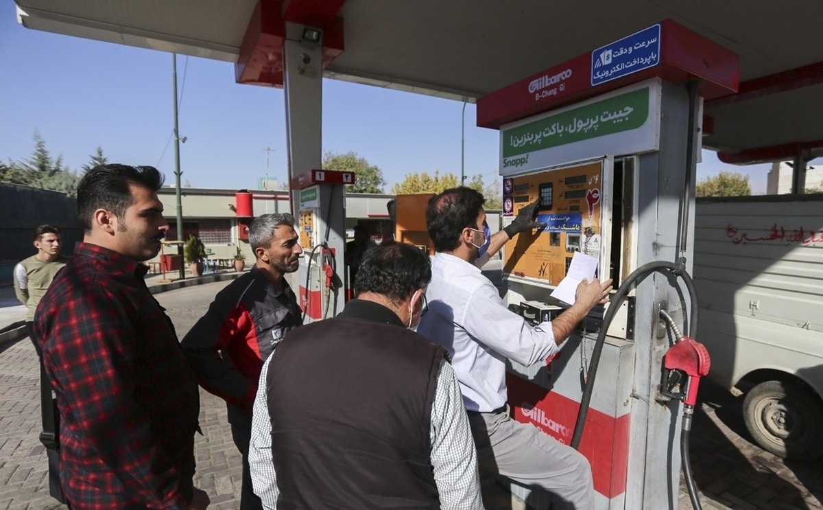 مواطنون مصطفون أمام إحدى محطات الوقود في إيران 