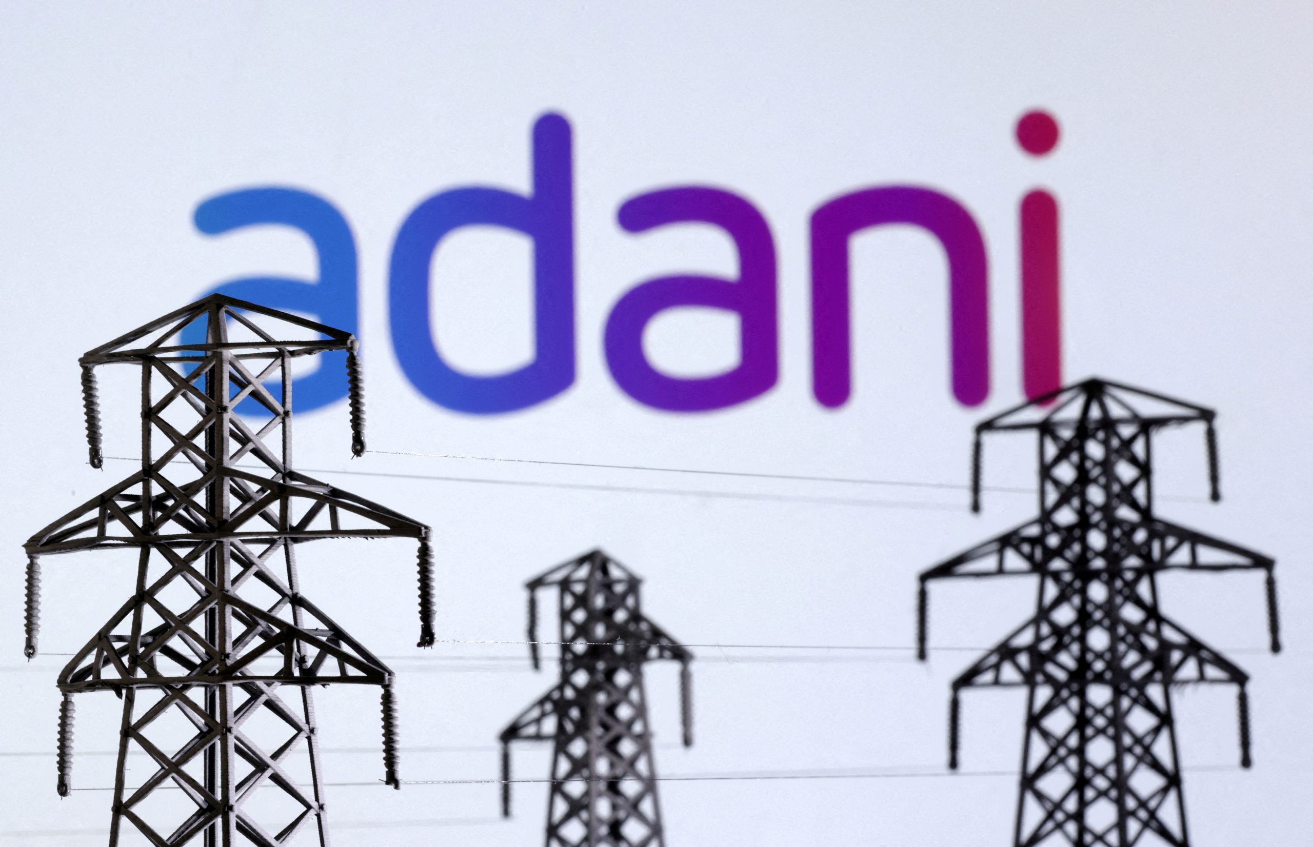شعار أداني الهندية مع خطوط كهرباء
