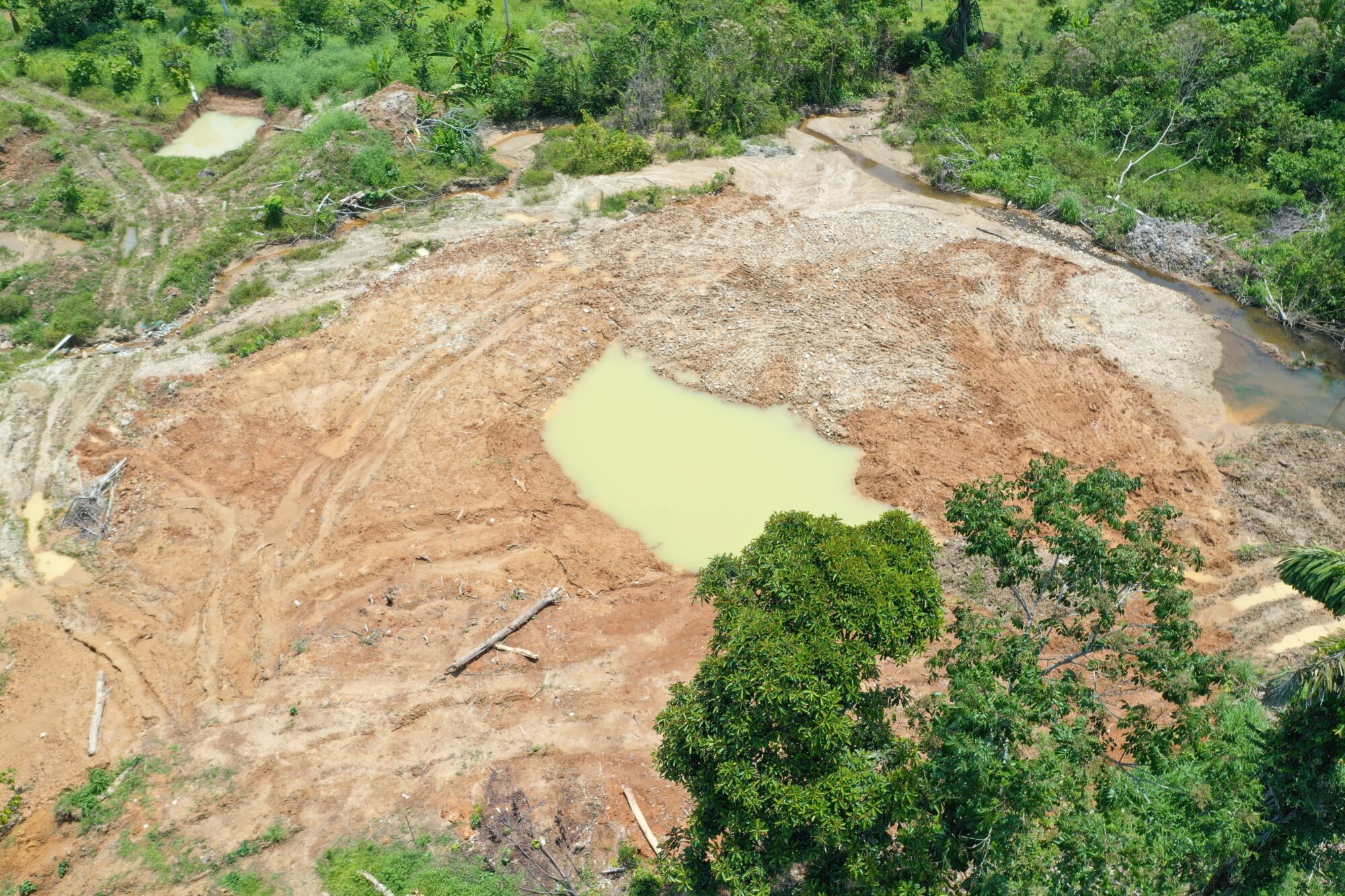 المياه الملوثة والدمار في موقع تعدين غير قانوني في أهوانو بمقاطعة نابو في الإكوادور