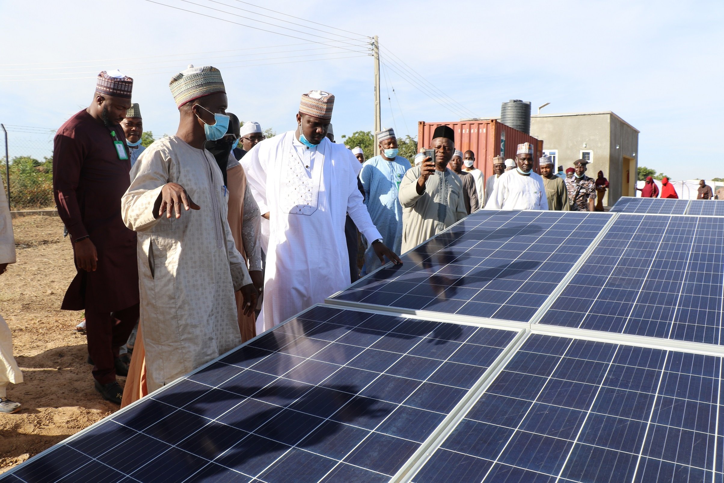 تجمع المواطنين حول إحدى الشبكات الشمسية الصغيرة في نيجيريا