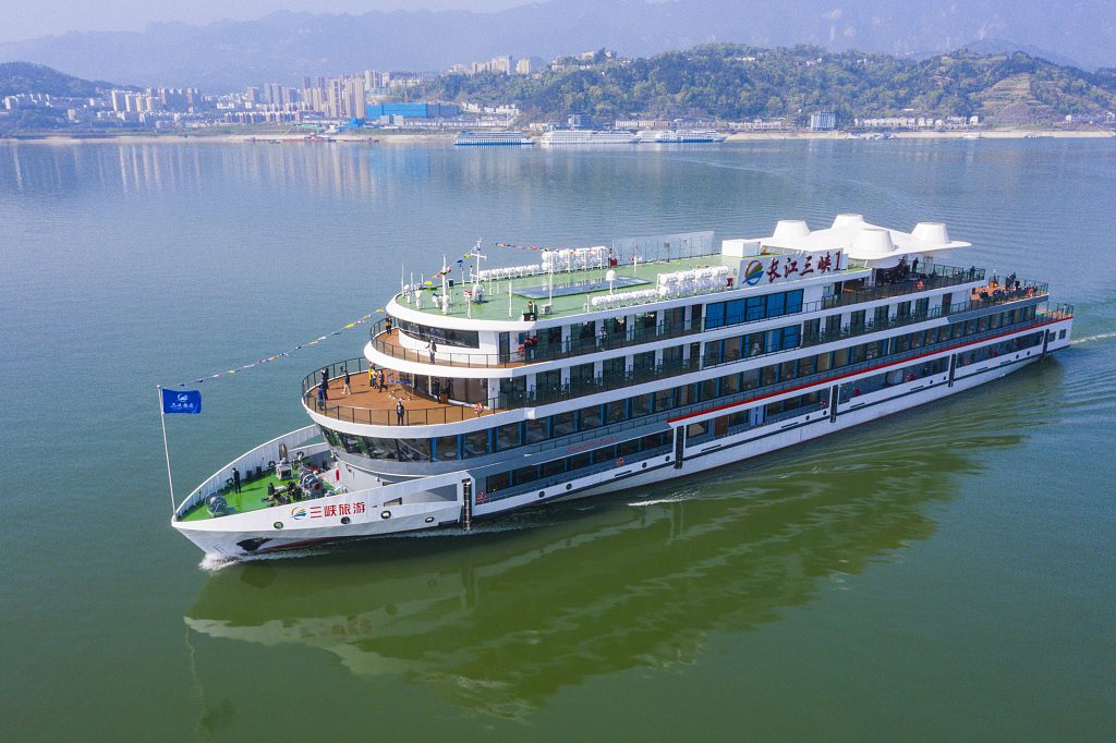 أكبر سفينة سياحية كهربائية على مستوى الصين