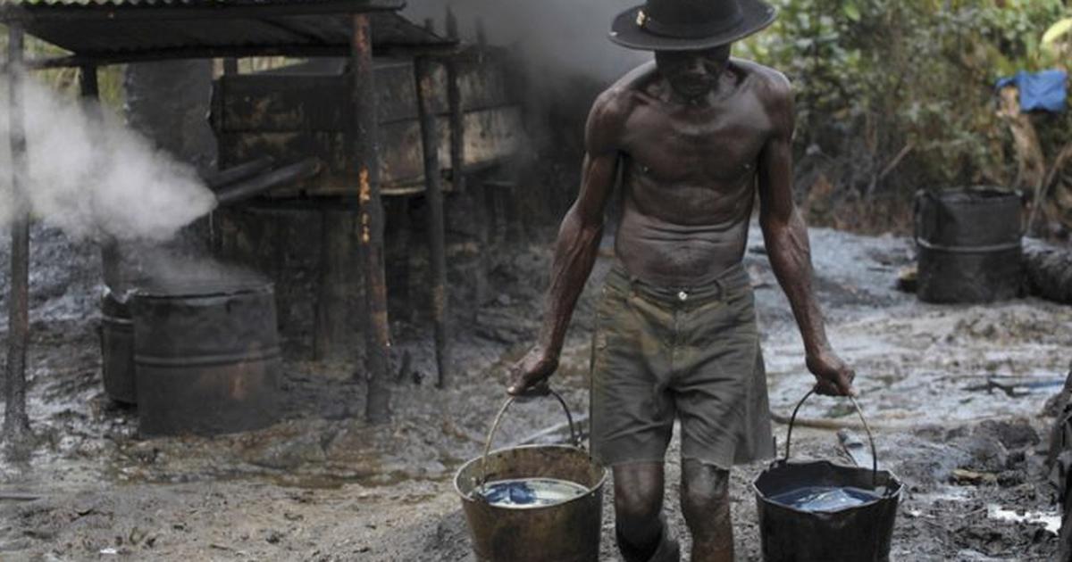 جانب من عمليات سرقة النفط في نيجيريا