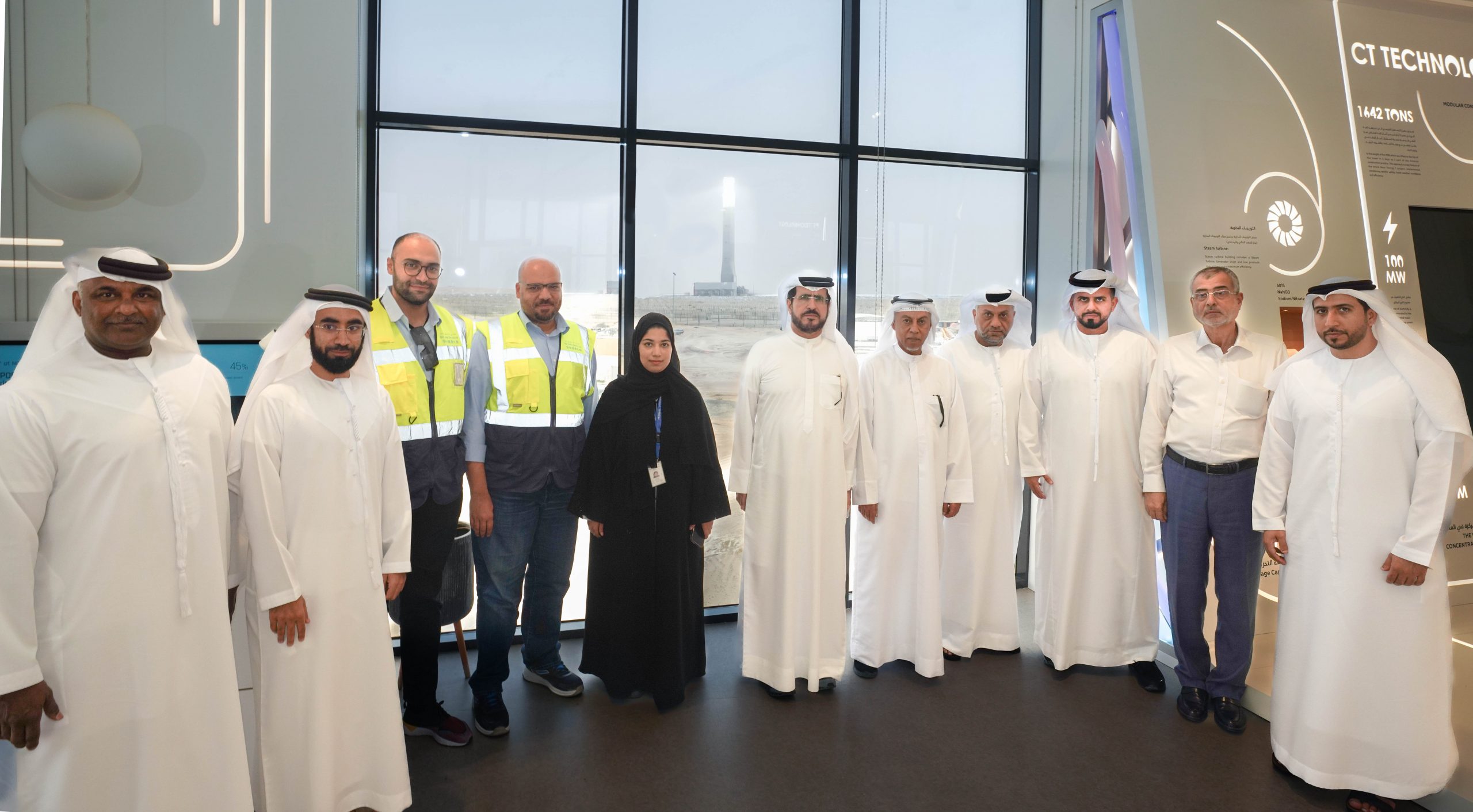 من زيارة رئيس كهرباء دبي لمشروع مجمع محمد بن راشد للطاقة الشمسية