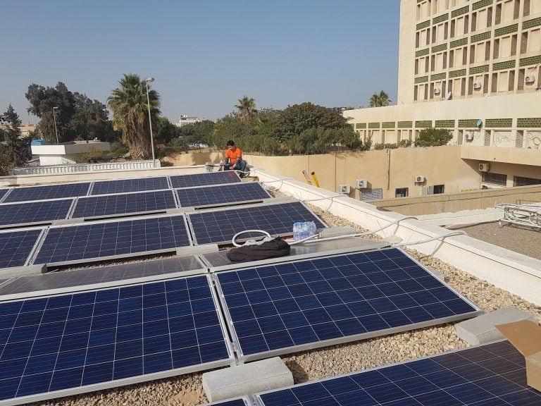 ألواح الشمسية تُركب فوق سطح مستشفى أبو سليم في طرابلس بليبيا من قبل برنامج الأمم المتحدة الإنمائي