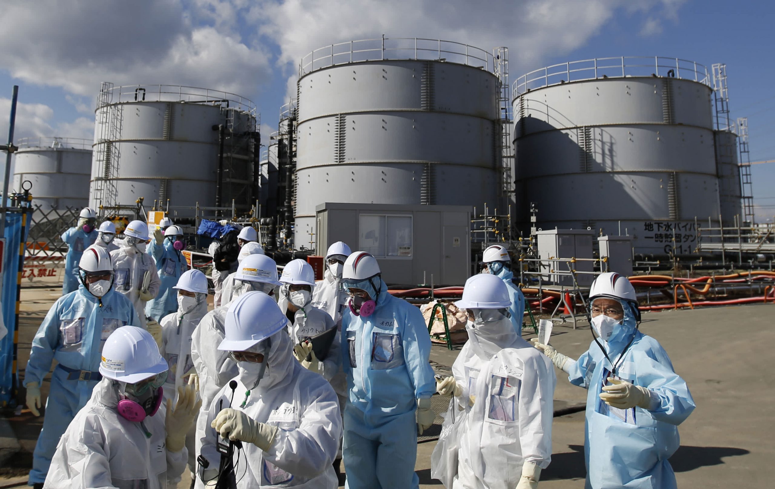 خبراء داخل محطة فوكوشيما النووية 
