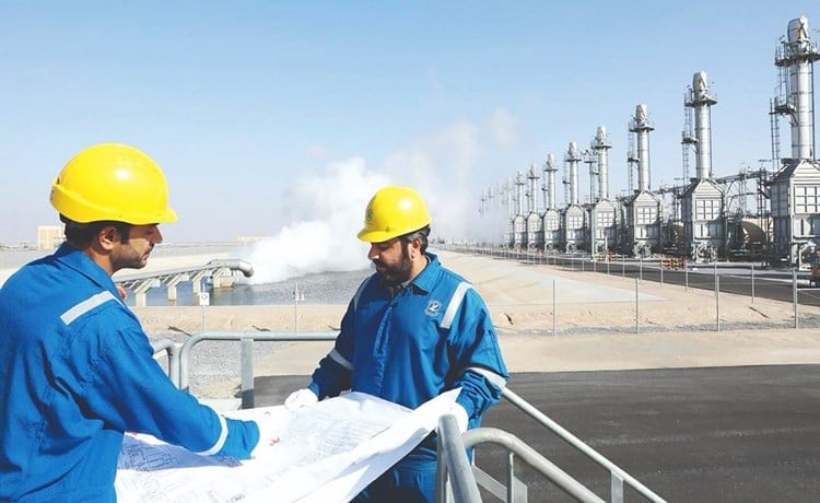 عمال في أحد مشروعات النفط الكويتية