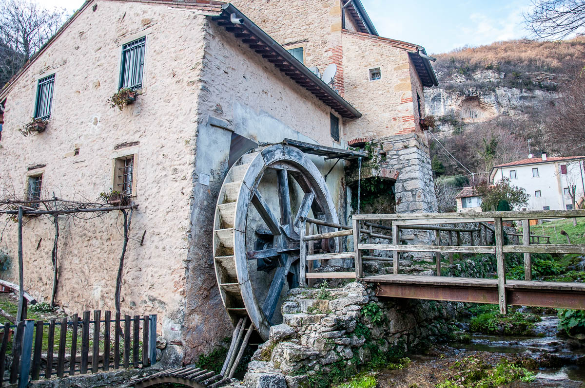 طاحونة مياه قديمة بجوار منزل في مقاطعة فيتشنزا الإيطالية