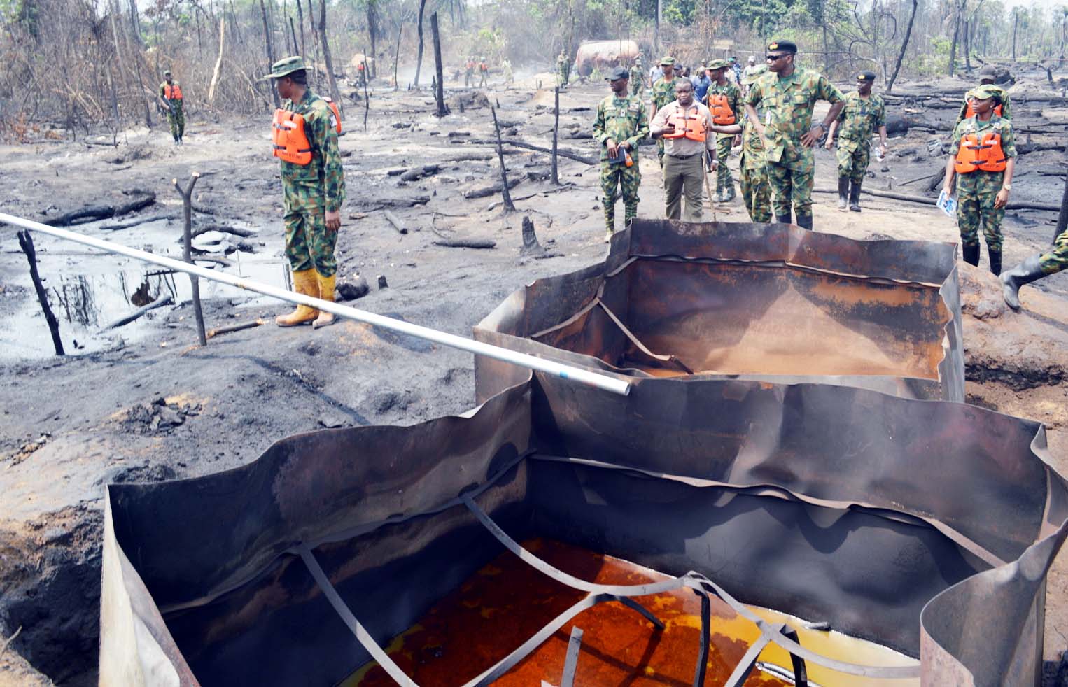 قوات الجيش النيجيري خلال تدمير مصافي التكرير غير الشرعية