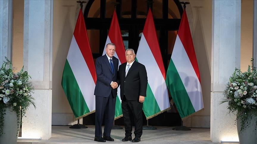 من مراسم استقبال الرئيس التركي في المجر