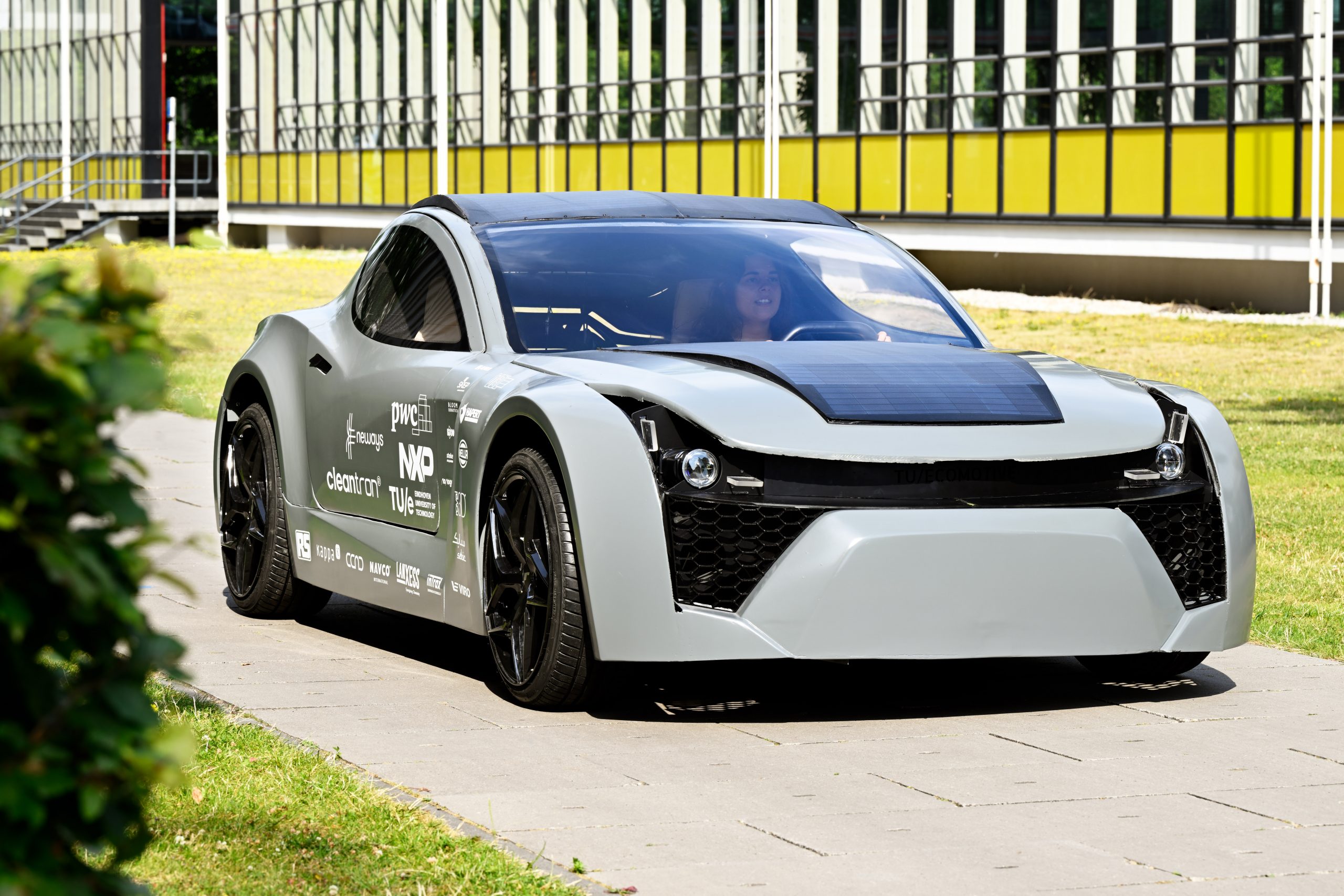 أول سيارة كهربائية تحتجز الكربون