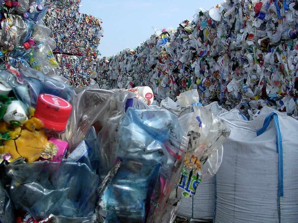 ركام من النفايات البلاستيكية