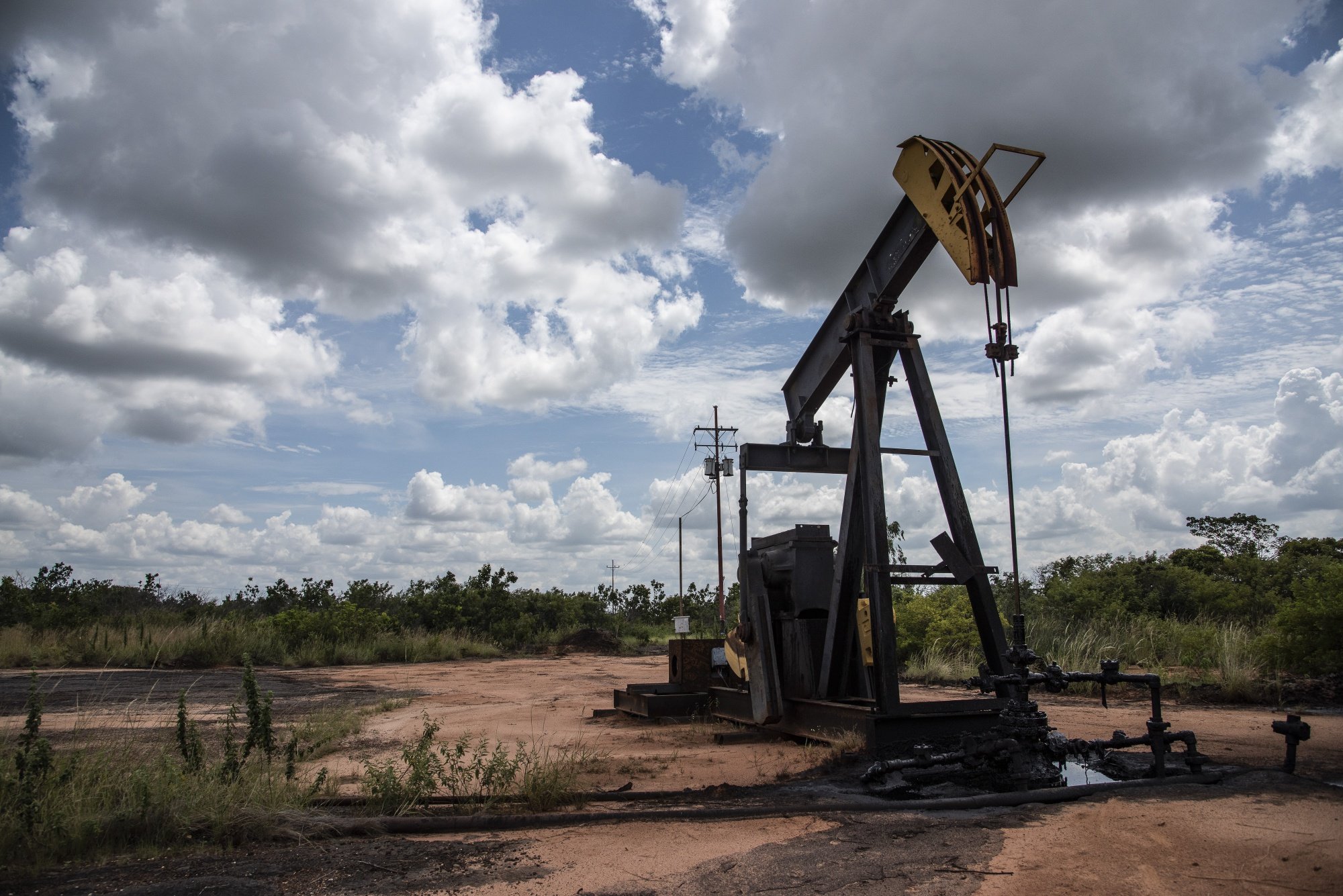 معدات تطوير داخل أخد حقول النفط الفنزويلية في حزام أورينو