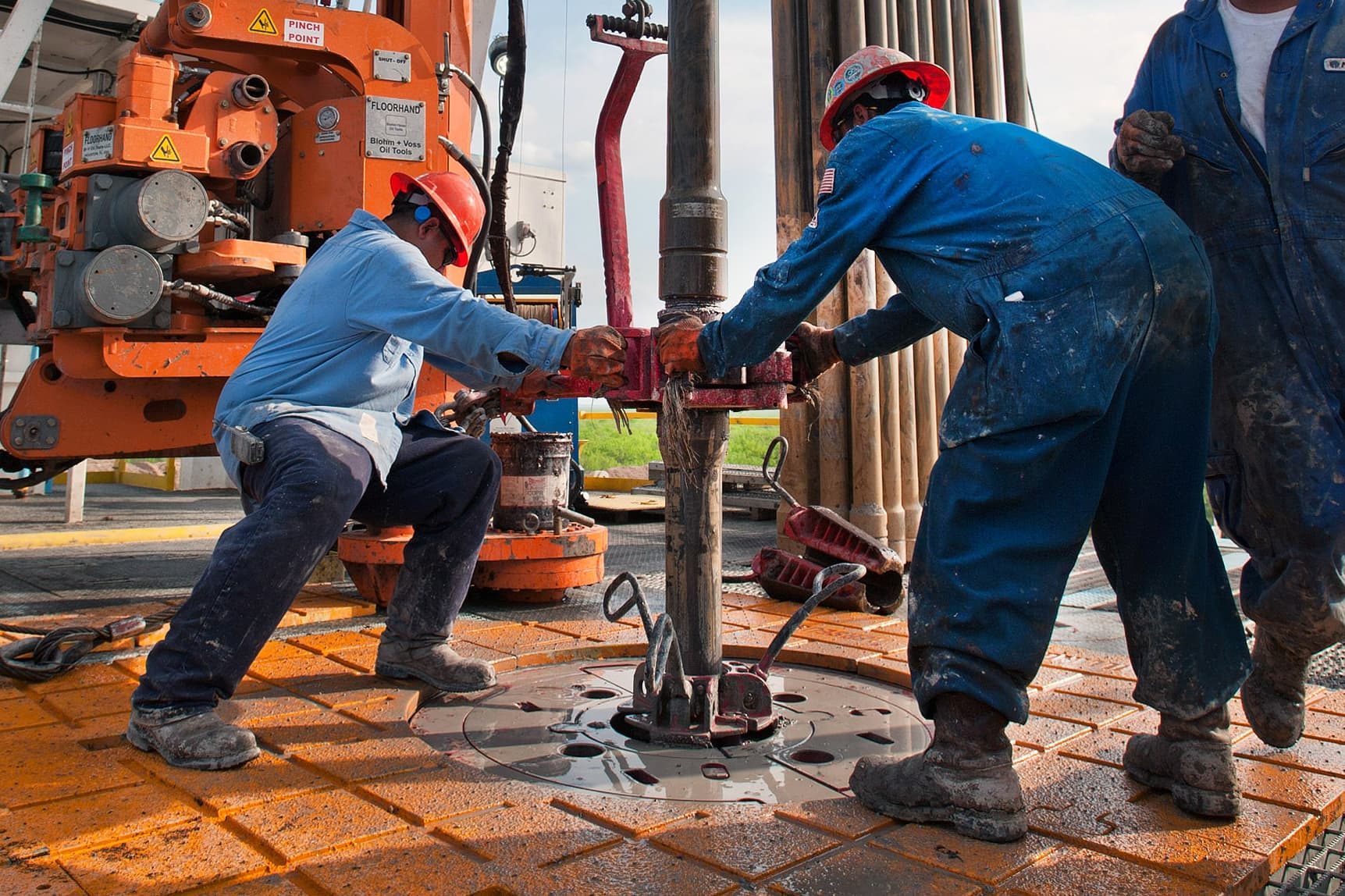 مهندسون وعمال ملتحقون بوظائف النفط والغاز