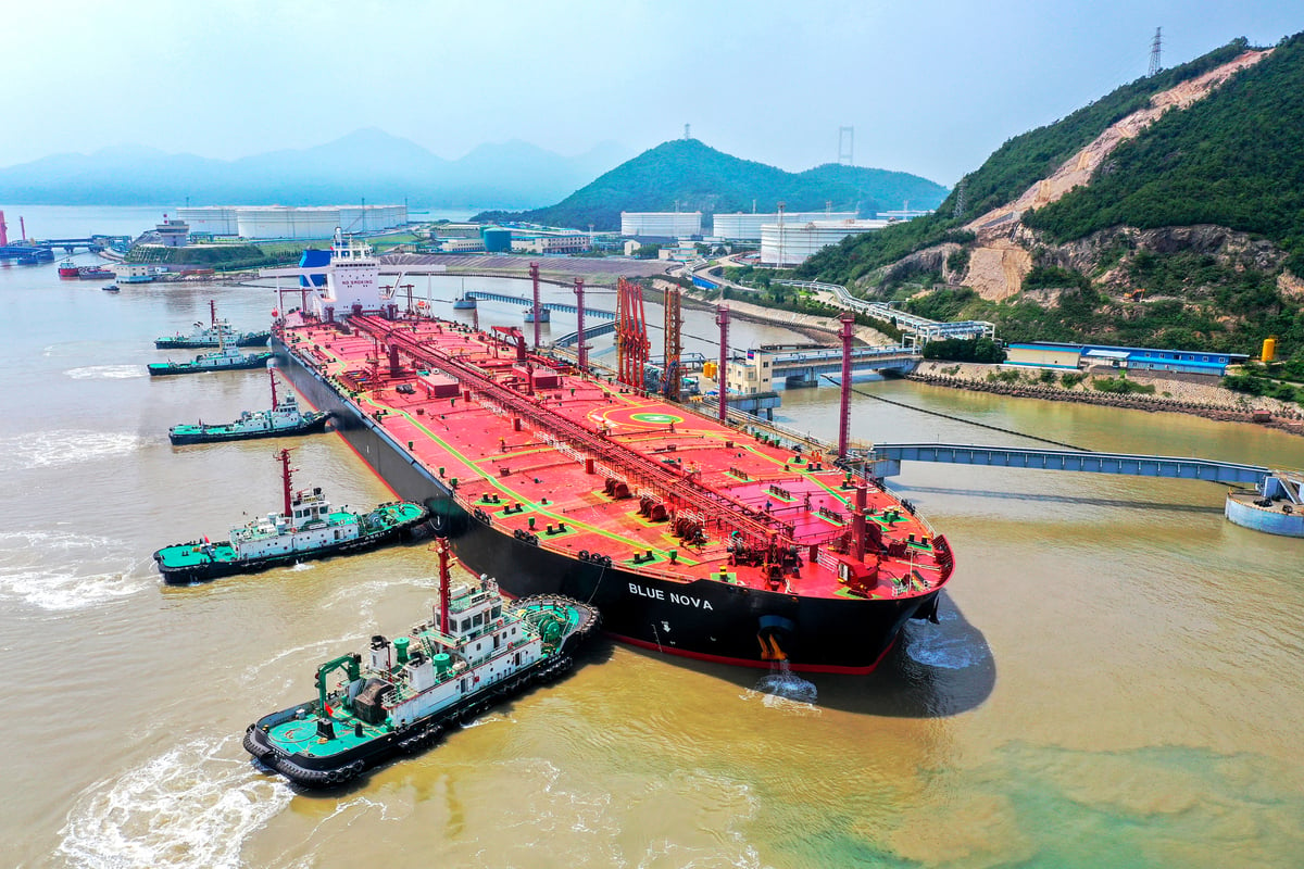 ناقلة تحمل واردات الصين من النفط