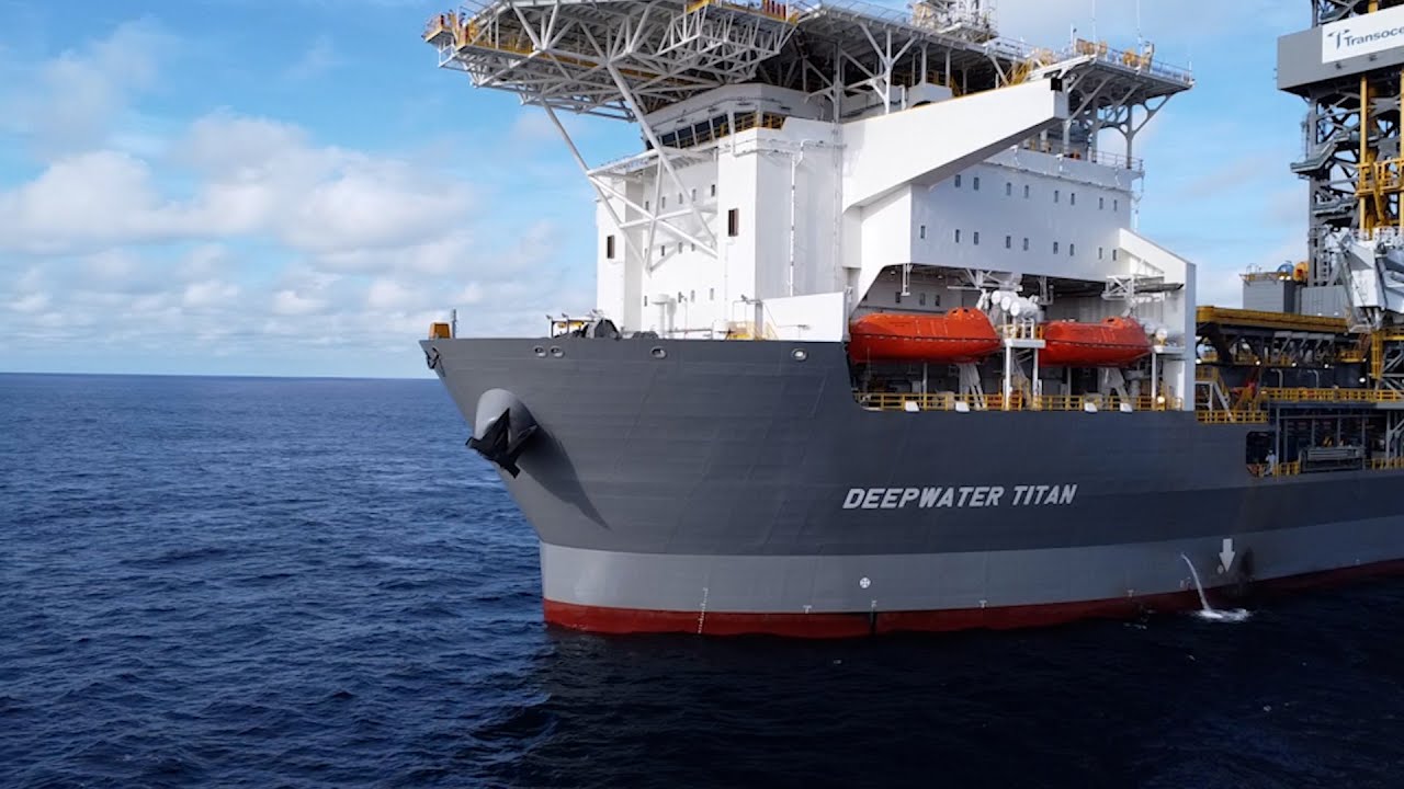 سفينة الحفر ديب ووتر تيتان المحملة بأول مانع انفجار لآبار الحقول البحرية