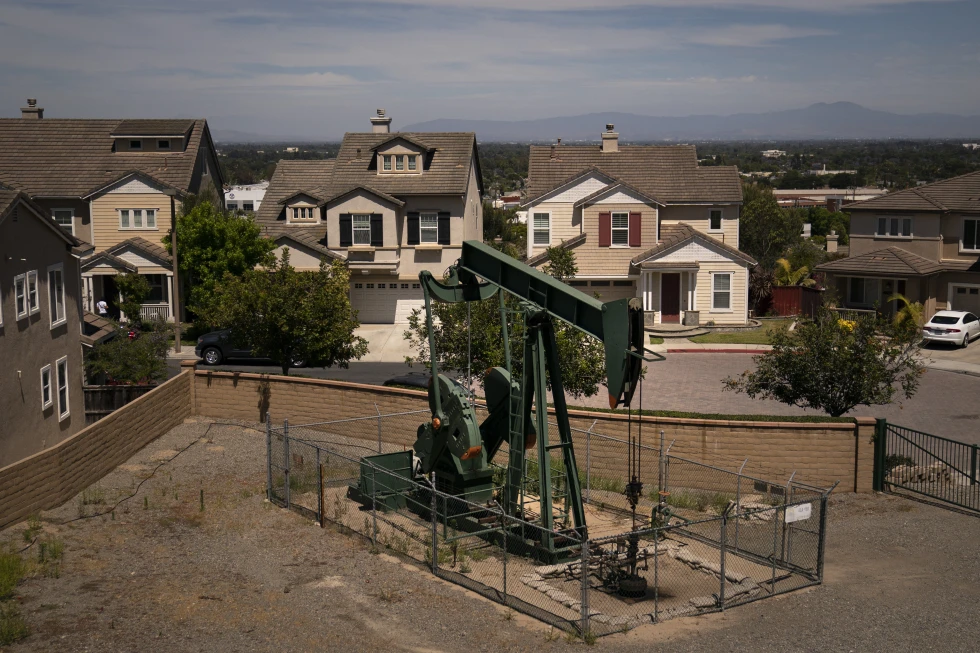 إحدى آليات التنقيب عن النفط بالقرب من المنازل في كاليفورنيا