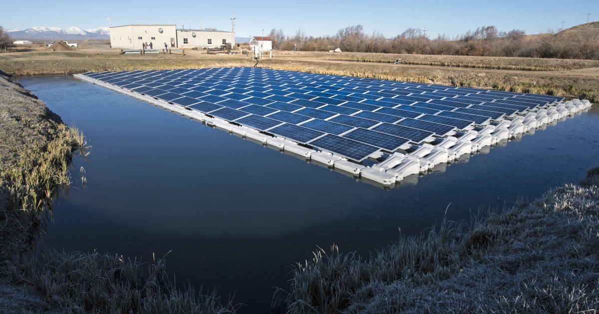 محطات الطاقة الشمسية العائمة