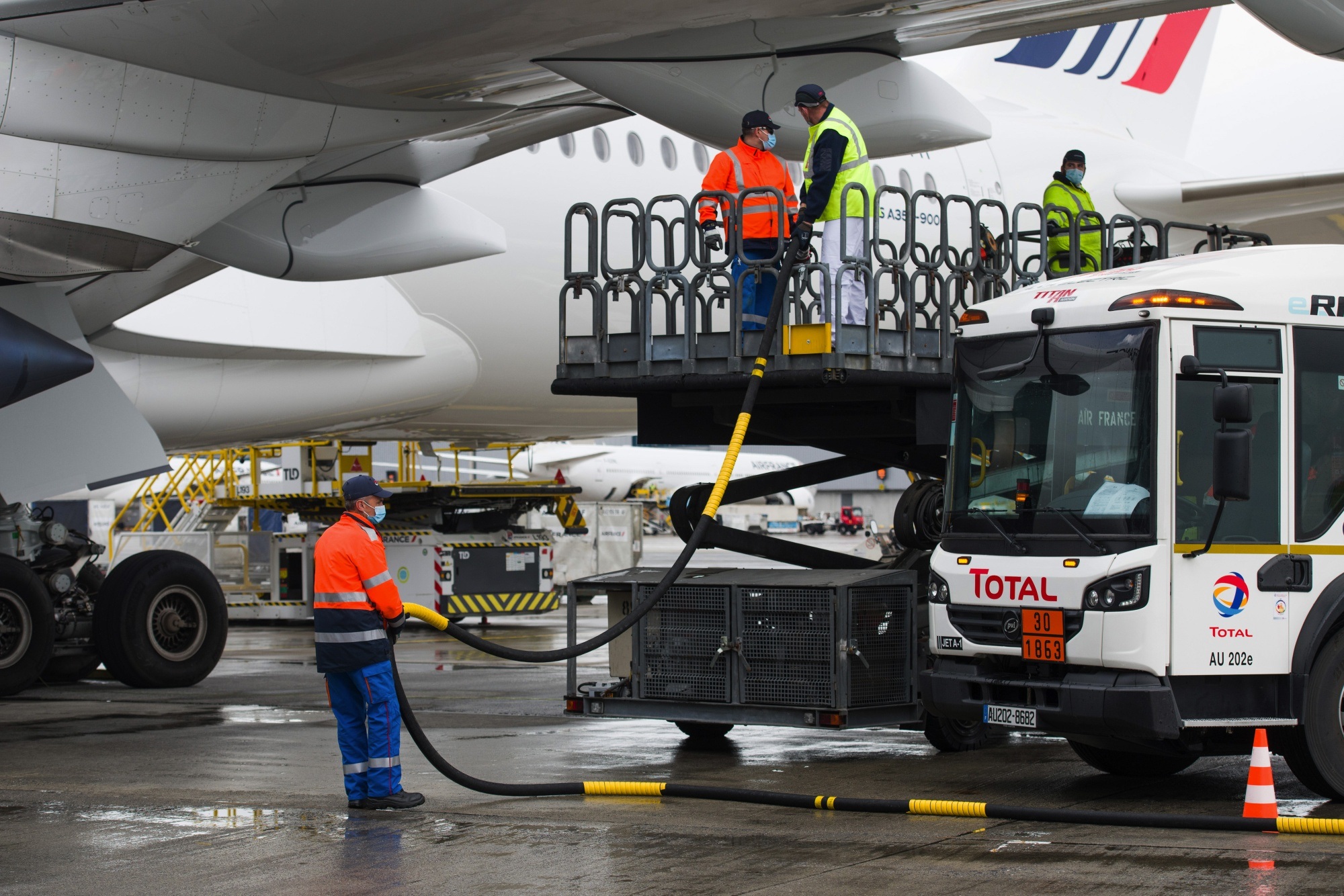عمال يملؤون طائرة بوقود طيران مستدام