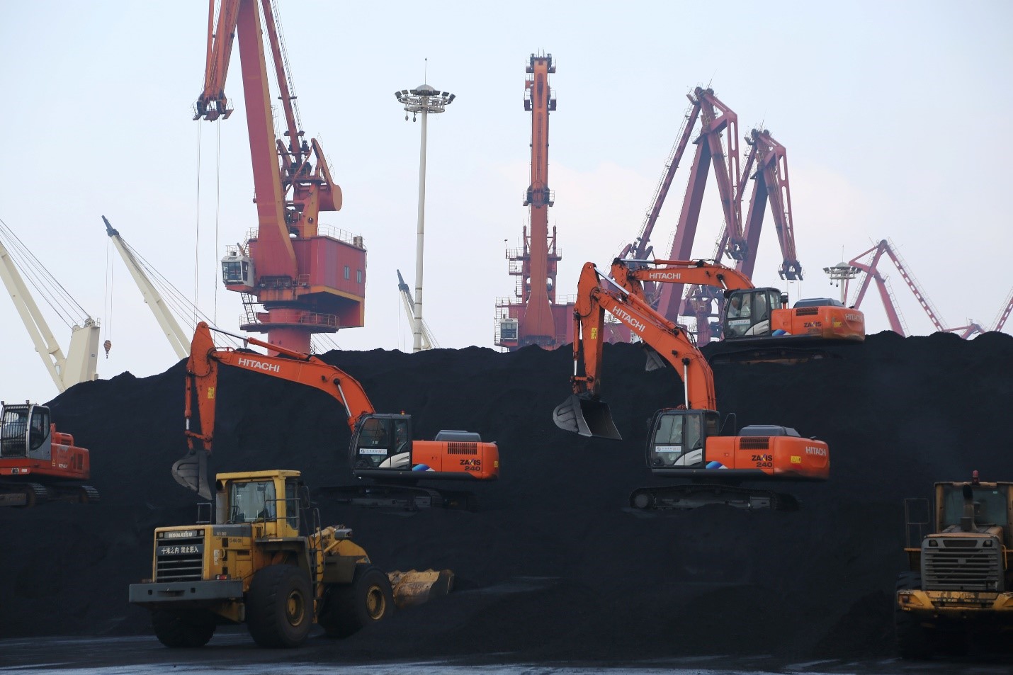 تفريغ الفحم المستورد في ميناء في ليانيونقانغ بمقاطعة جيانغسو الصينية 