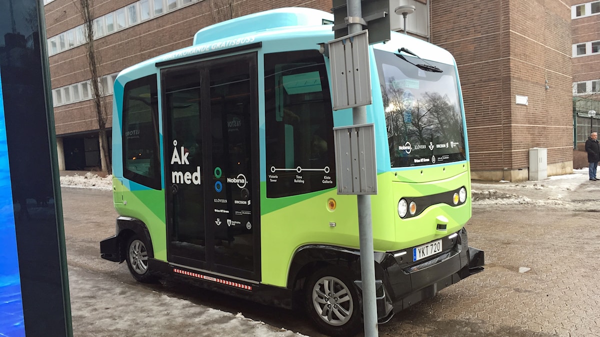 حافلات ذاتية القيادة تسير في شوارع السويد