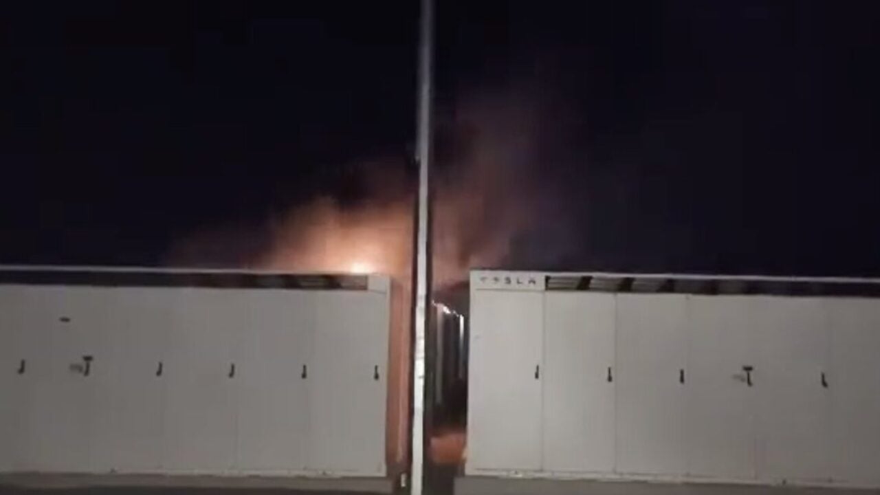 حريق بطارية تيسلا في أحد مواقع تخزين الكهرباء بأستراليا