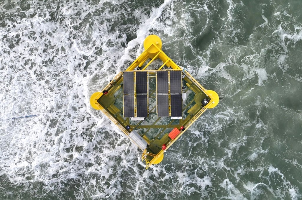 أول منصة شمسية عائمة في البحار الهائجة