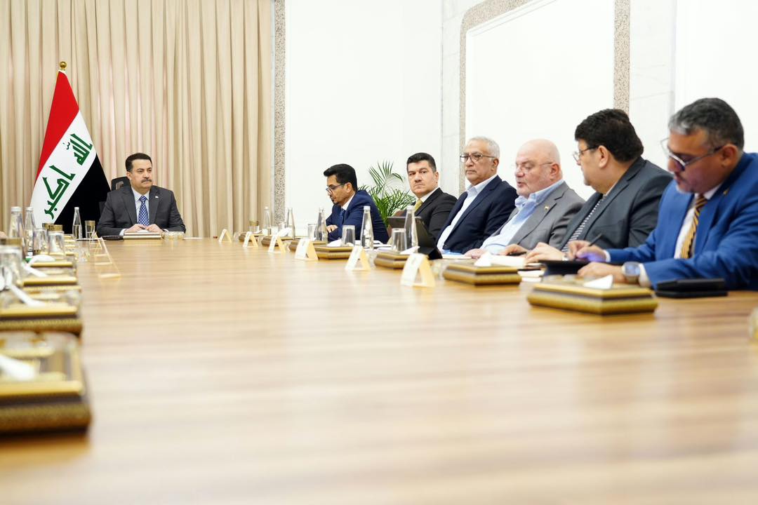 رئيس الوزراء العراقي خلال ترؤسه اجتماع متابعة مشروع طريق التنمية