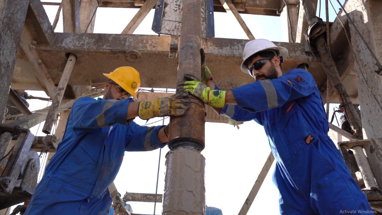 عمال في شركة الحفر العراقية خلال العمل بحقل الناصرية
