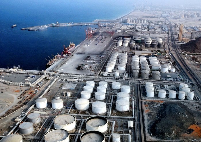 خزانات للنفط والوقود في ميناء الفجيرة
