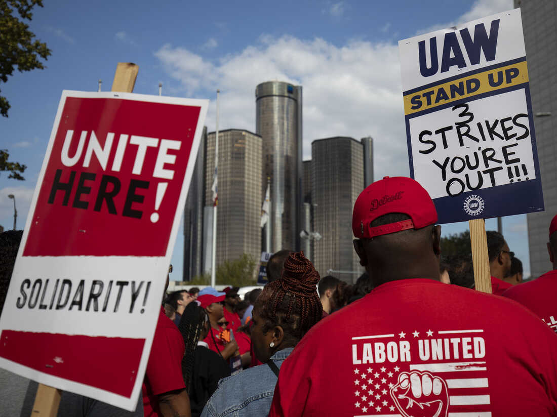 جانب من إضراب العاملين بنقابة عمال السيارات المتحدة في أميركا 
