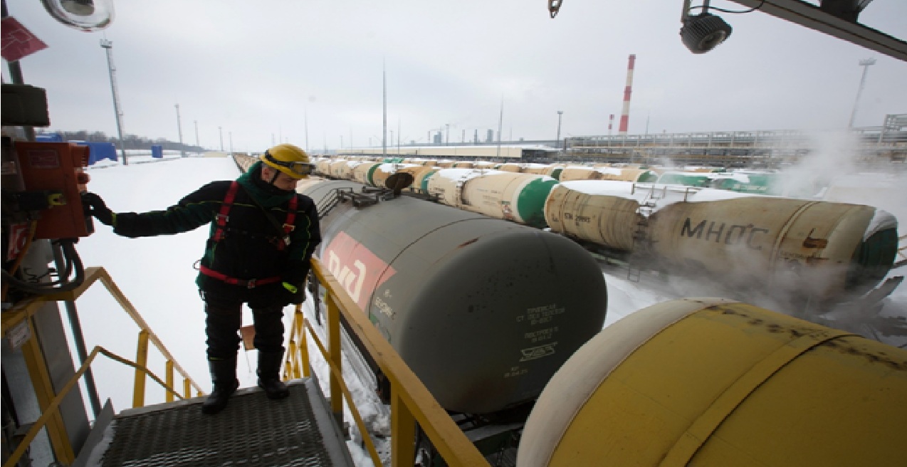 تحميل عربات النقل بالسكك الحديدية بمجمع تانيكو لتكرير النفط والبتروكيماويات في روسيا