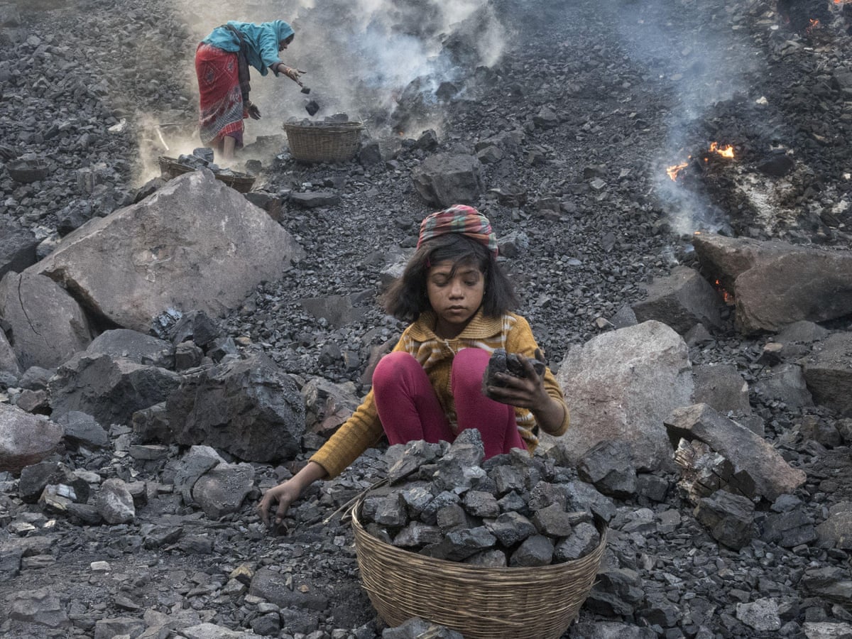 طفلة عاملة في منجم فحم مفتوح في الهند