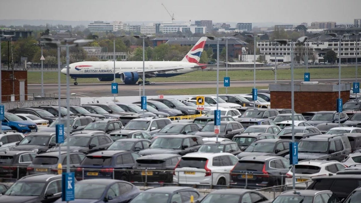 مواقف السيارات في أحد مطارات المملكة المتحدة